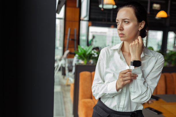 自信的商务女士，戴着手表，穿着优雅图片下载