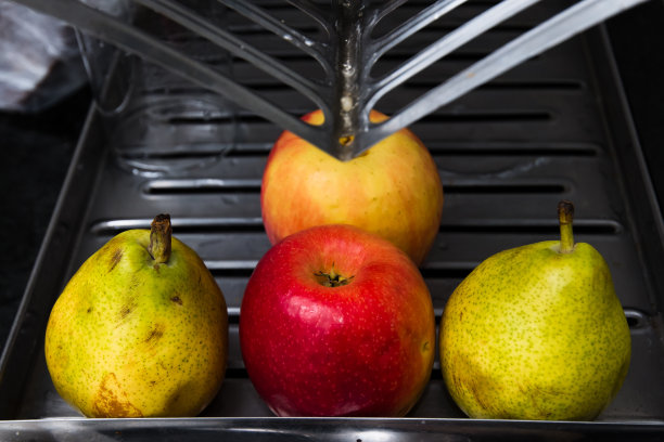 苹果和梨取下来准备食用。图片下载