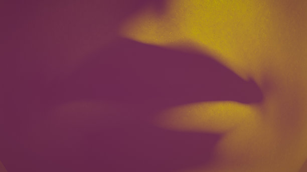 嘴特写。粉红色和黄色的主题。图片下载