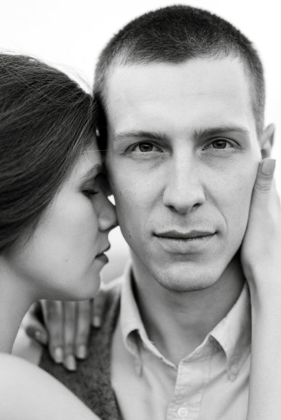 一对年轻夫妇一男一女走在山中图片下载