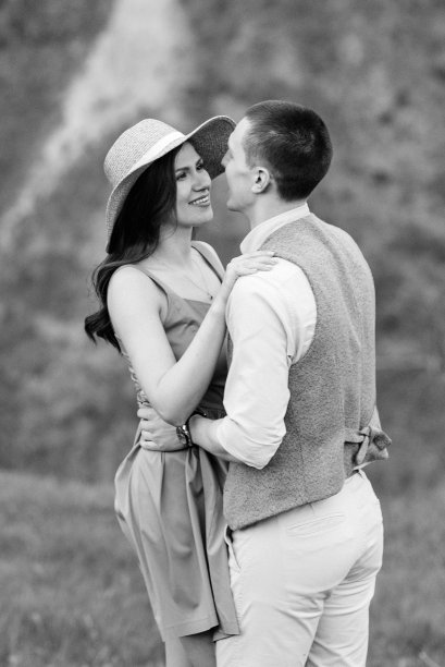 一对年轻夫妇一男一女走在山中图片下载