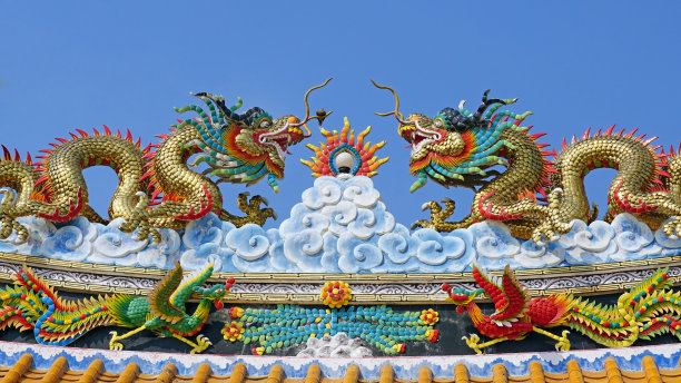 中国寺庙屋顶上的龙雕像图片下载