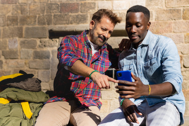 朋友们在城市里自拍。图片下载