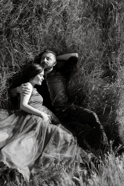 怀孕的女孩和男友在高山上图片下载