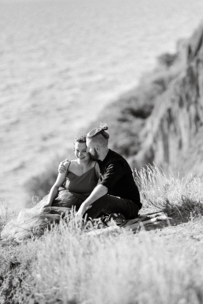 怀孕的女孩和男友在高山上图片下载