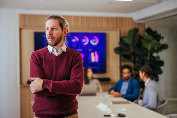 会议室里的白人商人肖像。图片下载
