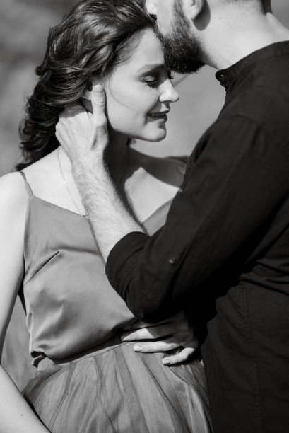 怀孕的女孩和男友在高山上图片下载