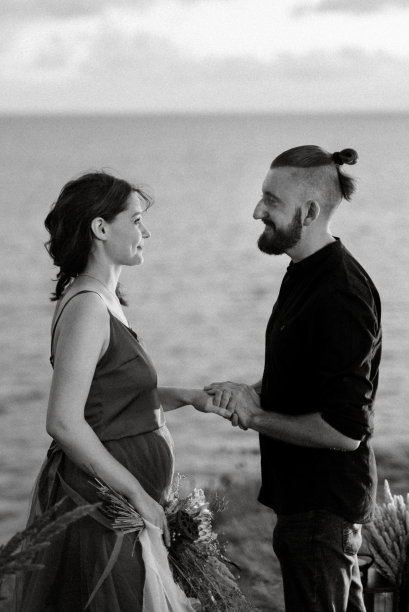 一个女孩和一个男孩在高山上举行的婚礼图片下载