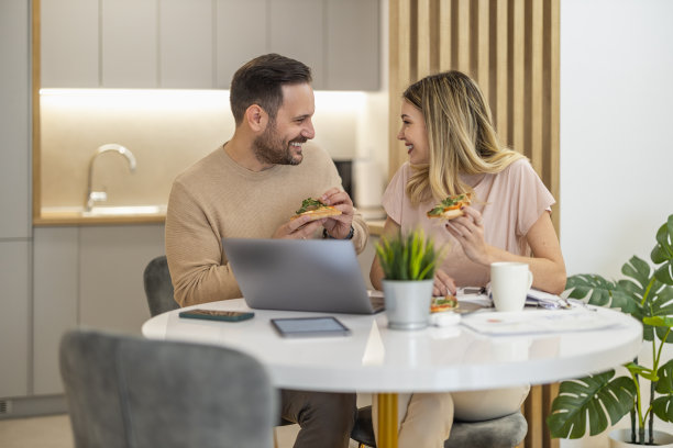 年轻的已婚夫妇在家办公图片下载