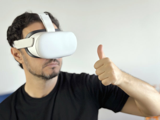 玩VR头盔图片下载