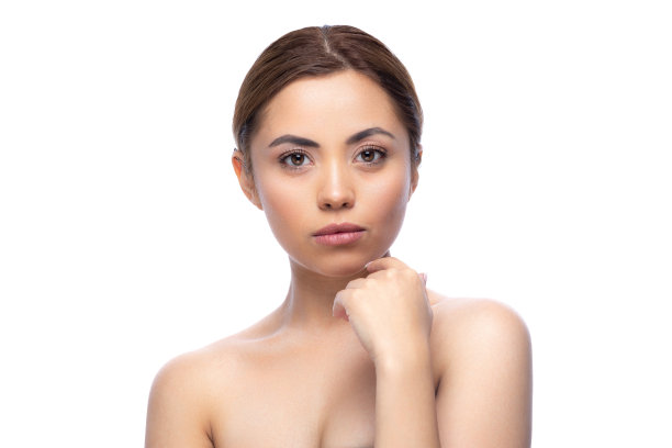 一个美丽的半裸女人的肖像，完美，自然，清洁和美容皮肤，展望未来。孤立在白色背景上。图片下载