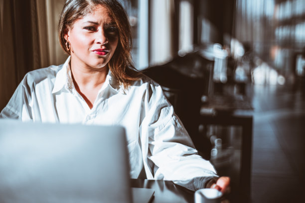 咖啡馆里一位漂亮的女商人图片下载