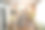 一对白种人男人和女人妻子和丈夫一起种花照顾家里的植物真人家庭生活家庭园艺概念用智能手机复制空间自拍照片图片下载