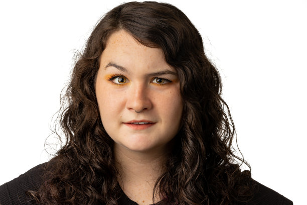 年轻的女人带着好奇的眼神，在白色背景上图片下载