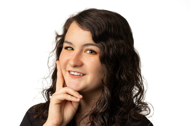 年轻女子对着白色背景的相机微笑图片下载