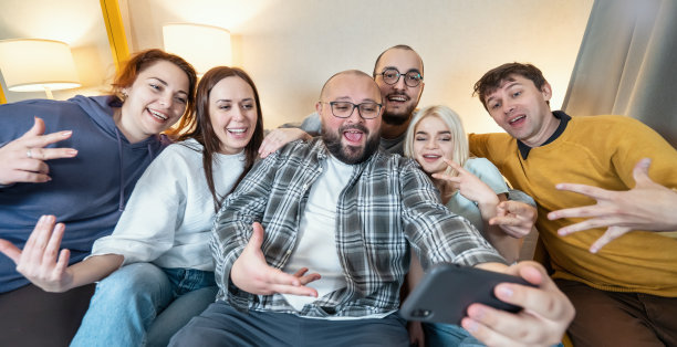 一群年轻快乐微笑的朋友视频通话或自拍。不同的人聚在一起图片下载