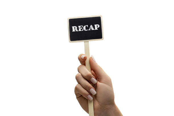 重述字铭文在黑卡在一个商业妇女手中模糊。回顾的概念。图片下载