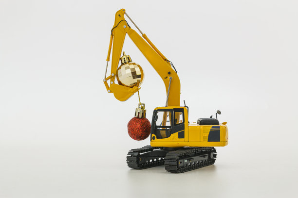 圣诞装饰挖掘机模型。图片下载