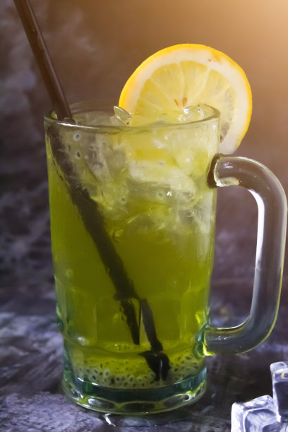 冰莫吉托在一个玻璃杯子，在一个黑色的背景图片下载