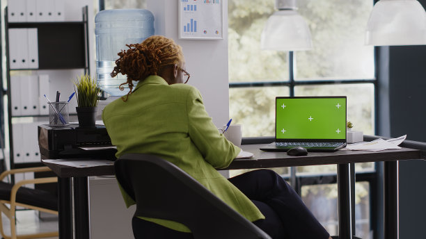 非裔美国妇女分析笔记本电脑与绿屏图片下载