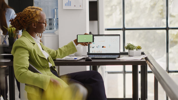 非裔美国工人使用水平绿幕图片下载