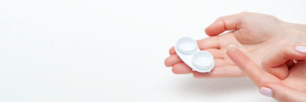 隐形眼镜。女性手拿隐形眼镜。女子手拿白眼镜片容器。美丽的女人手指拿着眼睛镜片盒。健康和眼部护理概念。高分辨率。放置文本的地方图片下载