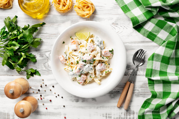 意大利宽面条配奶油酱和烤鲑鱼图片下载