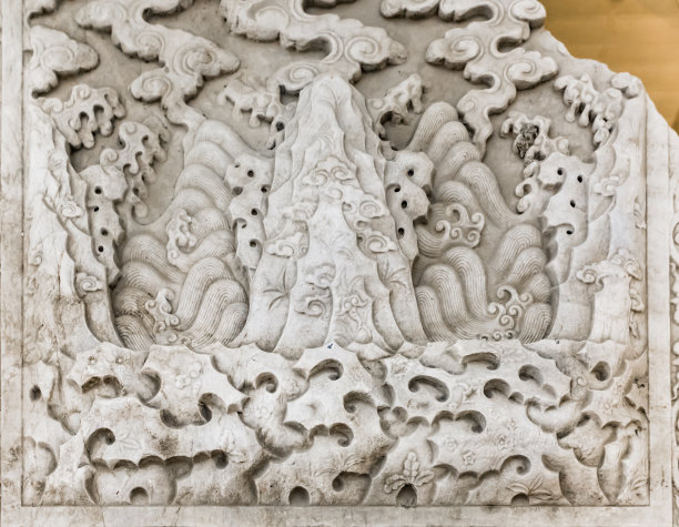 石雕浮雕上雕刻着云纹、波纹、岩石图片下载