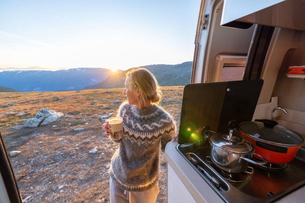 女人喝着热饮放松，面包车生活理念图片下载