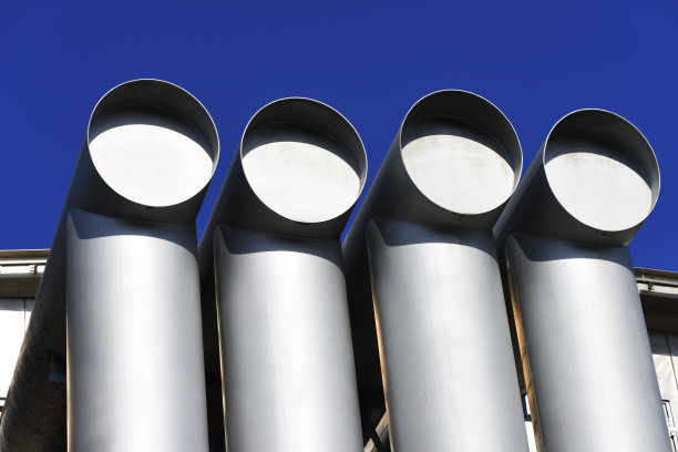 晴空万里的大建筑物里的通风管道图片下载