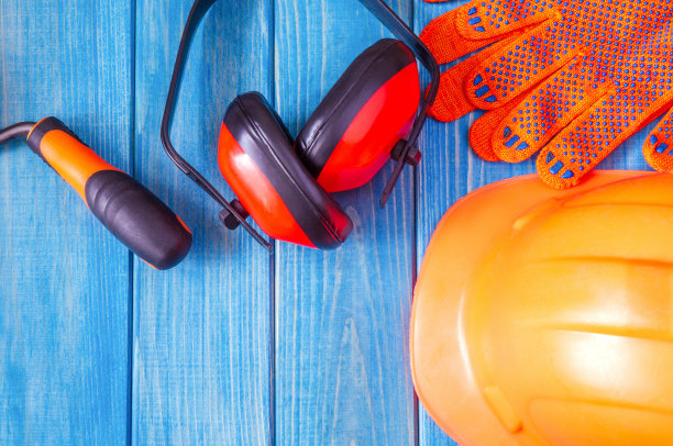 橙色的安全帽和工具在木制的复古蓝色板图片下载