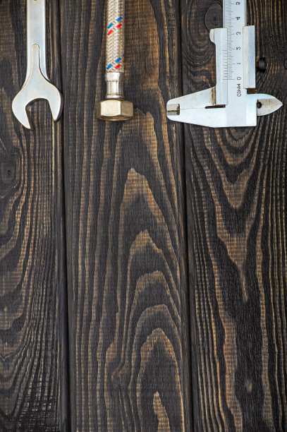 必要的一套工具为水管工在黑色老式木板与广告空间图片下载