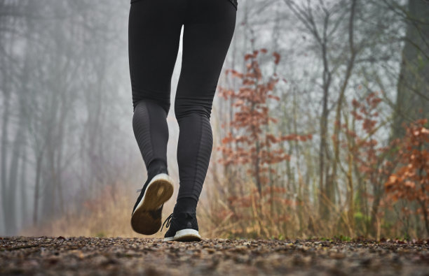 脚在土路上锻炼图片下载