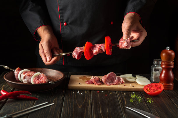 厨师在厨房用生小牛肉做羊肉串的过程。高加索传统美食。图片下载