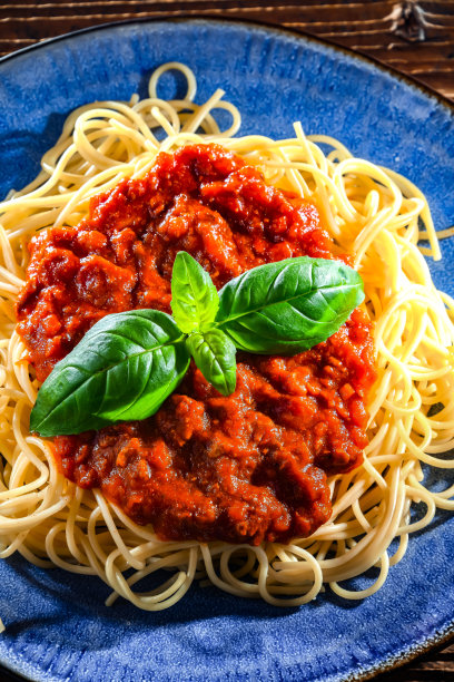 配上一盘意大利肉酱面图片下载