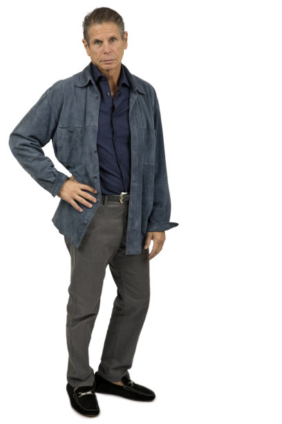 男子穿着绒面革夹克，手放在臀部，白色背景图片下载