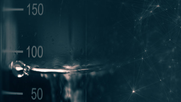 蓝色图形拼贴背景与化学烧杯玻璃和分子几何图片下载