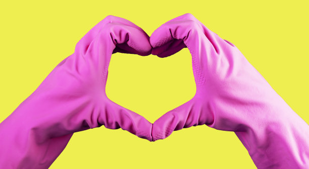 爱心标志，手戴清洁工紫色手套，爱心理念清洁服务，黄色背景图片下载