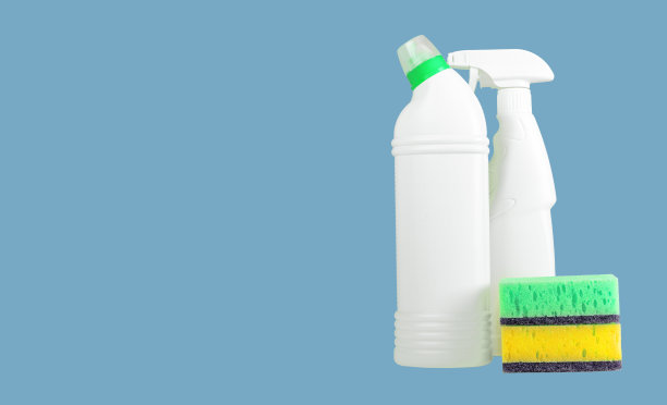 化学清洁洗涤剂在空白的清洁塑料瓶和洗涤海绵。带有文本复制空间的广告横幅背景图片下载