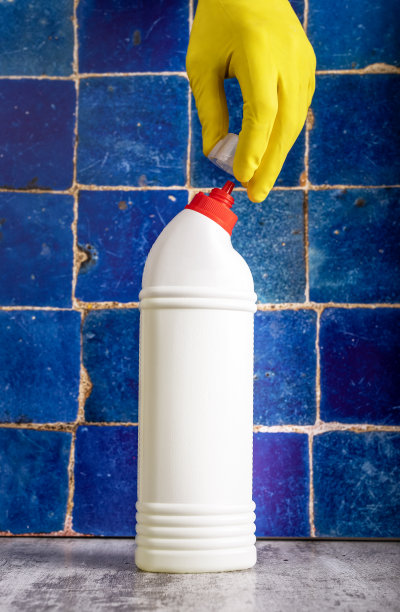 洗洁精瓶模型，空白清洁包装液体厕所WC凝胶，手开盖在老式瓷砖墙上图片下载