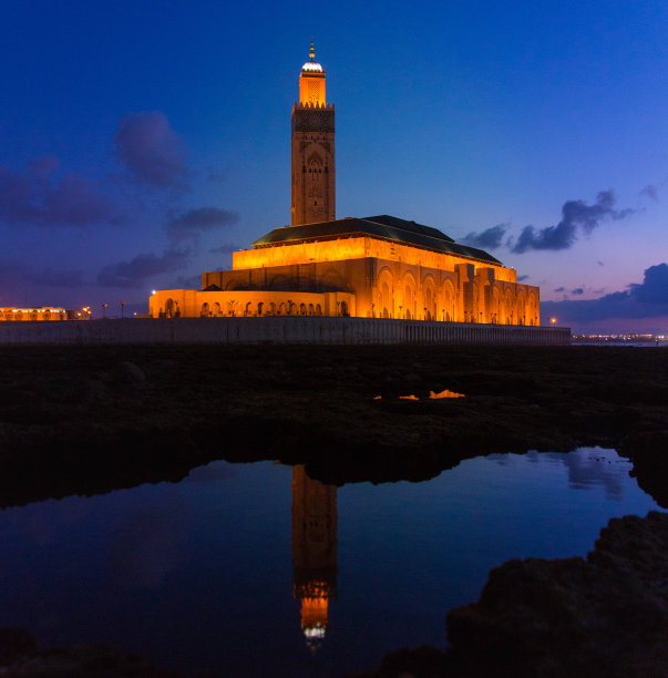 哈桑二世清真寺倒影在水面上图片下载