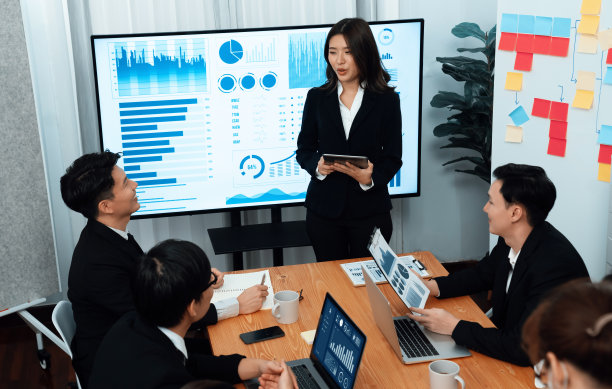 自信和年轻的亚洲商人做演讲，促进和谐。图片下载