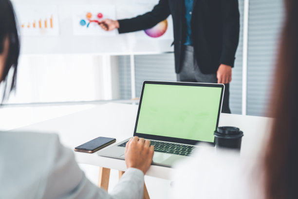 商务妇女在商务会议中熟练使用电脑在办公室。公司业务团队协作概念。图片下载