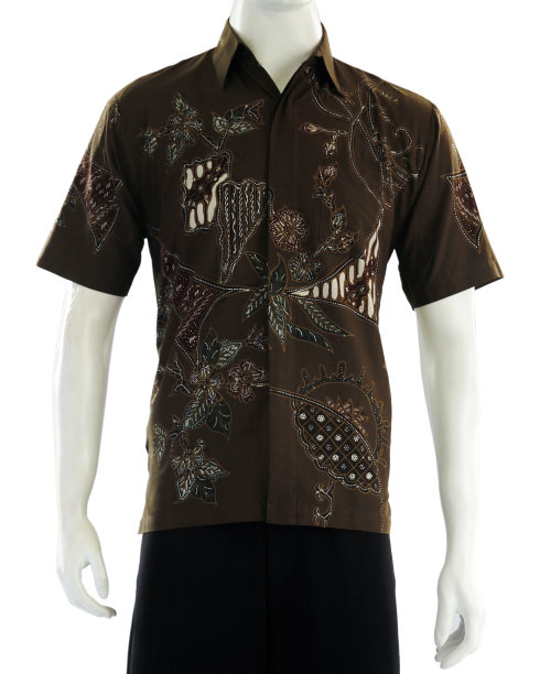 男士深棕色蜡染短袖衬衫，帅气利落图片下载