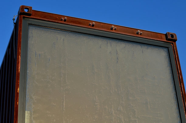 堆叠容器单元中的模块化房屋。每个模块都有不同的功能。大窗户和生锈的铁墙。餐厅轻连锁于园，螺丝稳定，海运图片下载