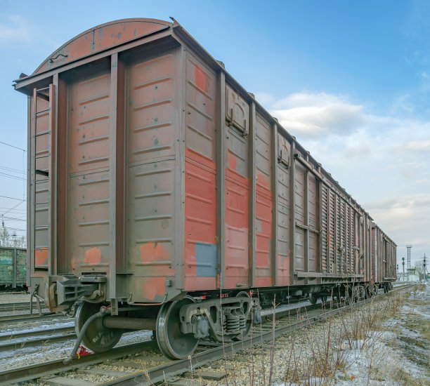 棕色的，旧的，破旧的，西伯利亚大铁路轨道上标准设计的车厢。图片下载