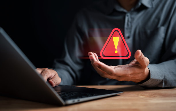 系统警告警告标志通知错误和维护概念。针对计算机网络的网络攻击。网络安全漏洞，数据泄露，非法连接，信息泄露。图片下载