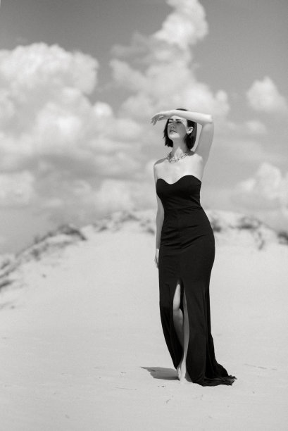 在沙漠里穿着黑色长裙的女孩图片下载