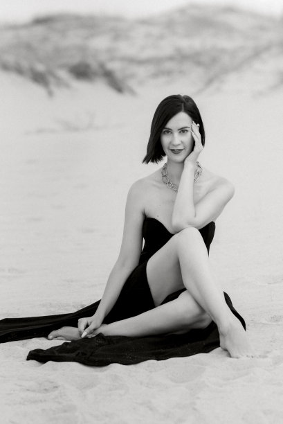 在沙漠里穿着黑色长裙的女孩图片下载