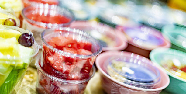 商用冰箱里摆放着预先包装好的水果沙拉图片下载